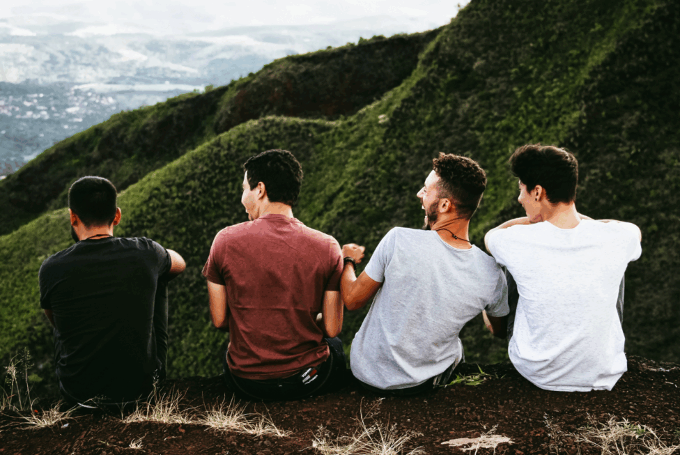 śmiejący się mężczyźni